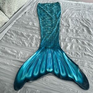 Beautiful turquoise mermaid swim tail does not have tag only worn twice